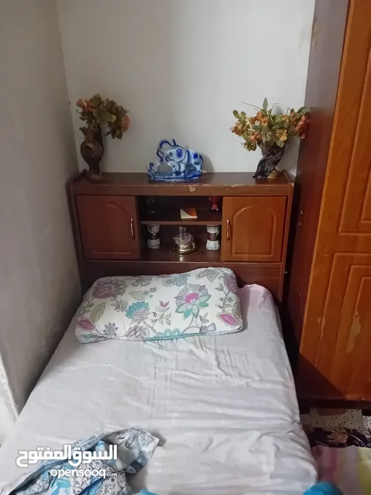 سرير صاج ماليزي يحتوي على كومدي بحاله جيده