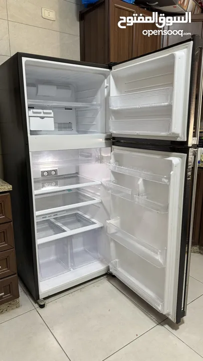 ثلاجه SHARP  بحالة جاديدة كبير الحجم