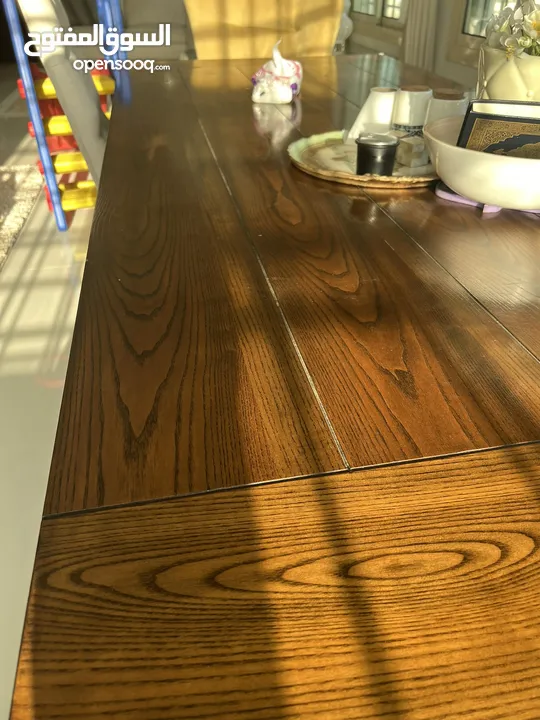 طاولة خشب كبيرة