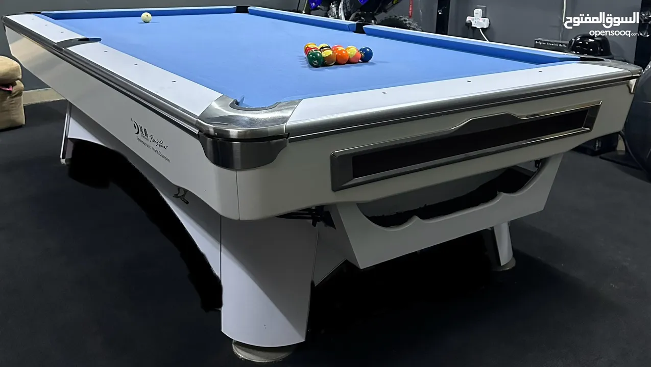 طاولة بليارد - Pool table