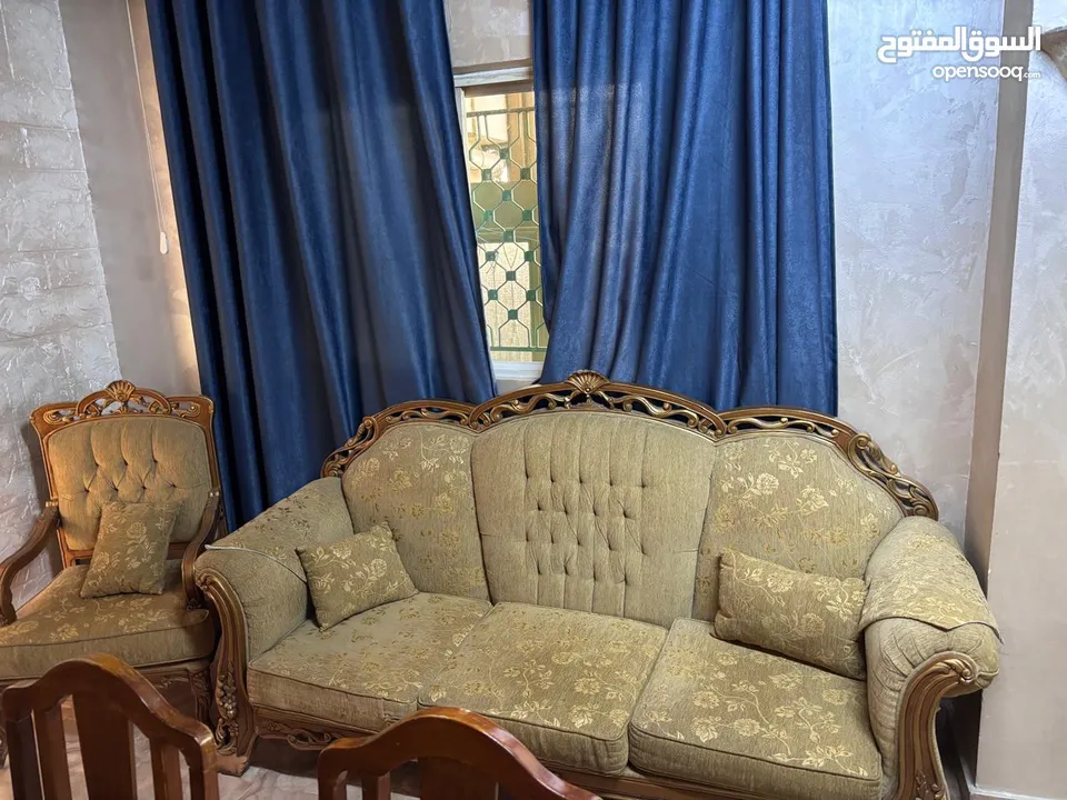 طقم كنب مع طاولة سفرة للبيع