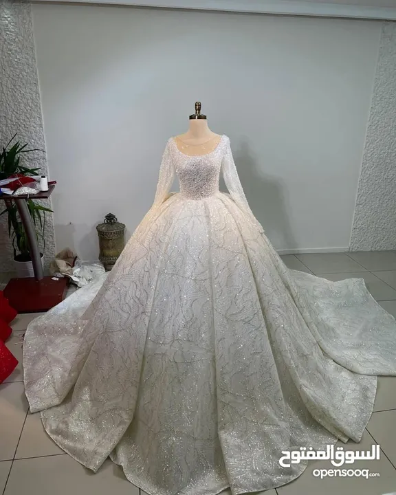 شروة مجموعة من بدل الابيض و الملون و فساتين السهرة