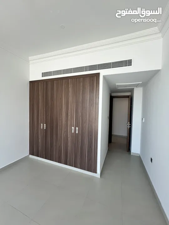 شقه غرفتين نوم للبيع في بوشر شارع المها مساحة 120 متر مع موقف خاص