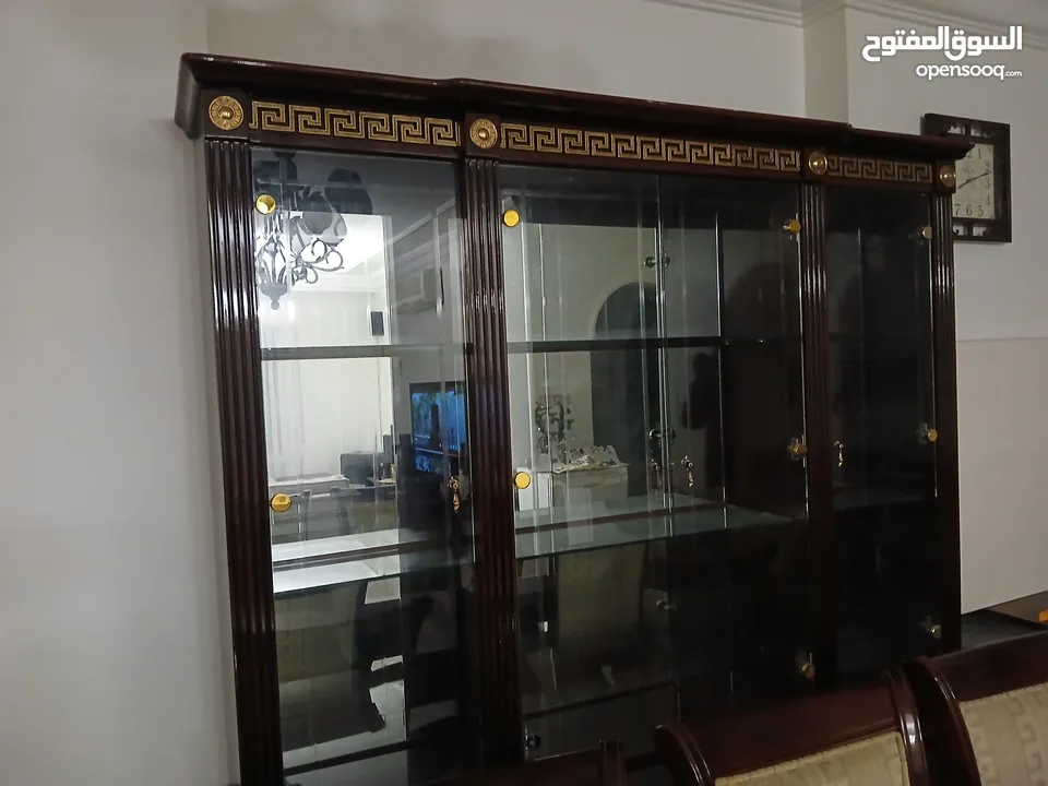 غرفة سفرة إيطالي مميزة جدا نوع فيرساتشي الغرفة بحالة الوكالة عبارة عن 8 كراسي مع فضية و دلسوار