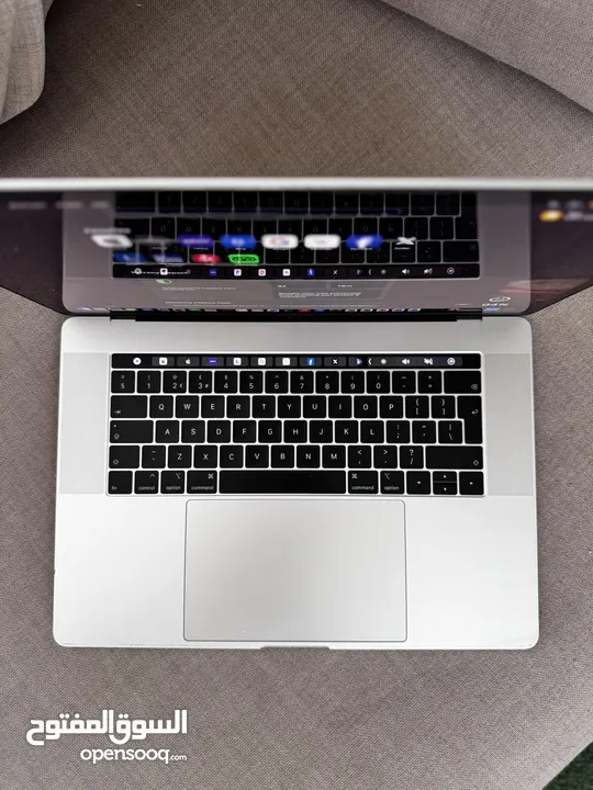 Apple Macbook pro i7