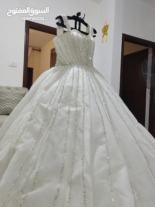 بدلة عاروس ابيض نظيف