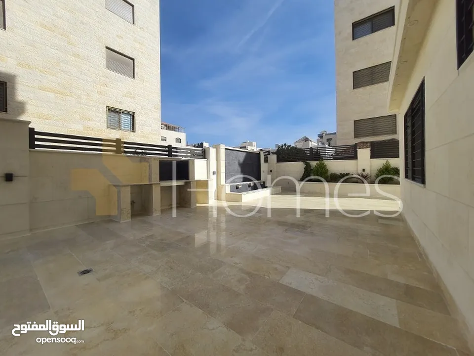 شقة ارضية مع حديقة للبيع في حي الصحابة بمساحة بناء 210م