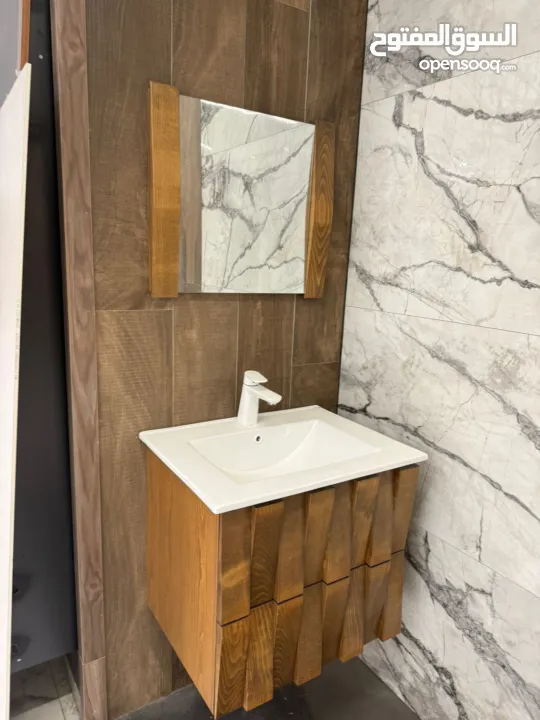 ادوات صحية مشكلة جديدة في معرض للبيع مراحض مغاسل حنفيات مجالي وسرميك مشكل للبيع كميه داخل المعرض