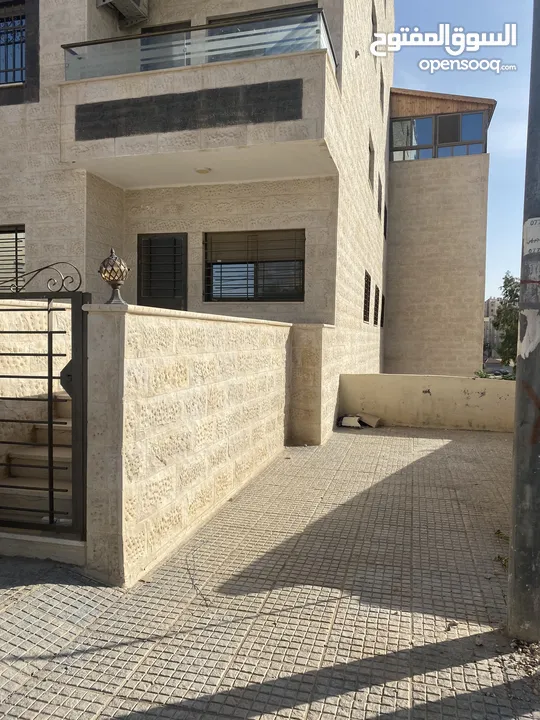 للبيع شقة دور ارضي في طبربور منطقه هادئه قريبة من المدارس والخدمات مع ترس 50 متر قريبا وموقف سيارة