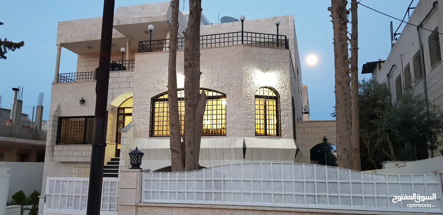 منزل (فيلا) مستقلة استثنائية بموقع مميز مكونة من ثلاث طوابق للبيع بسعر مغري