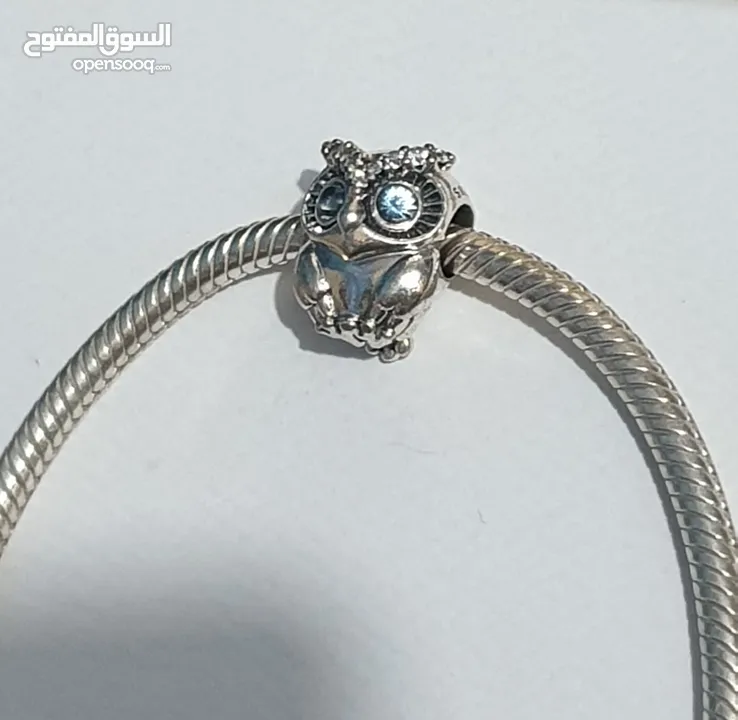 PANDORA Silver bracelet with heart-shaped clasp with some charms سوار باندورا فضة بشكل قلب مع إضافات