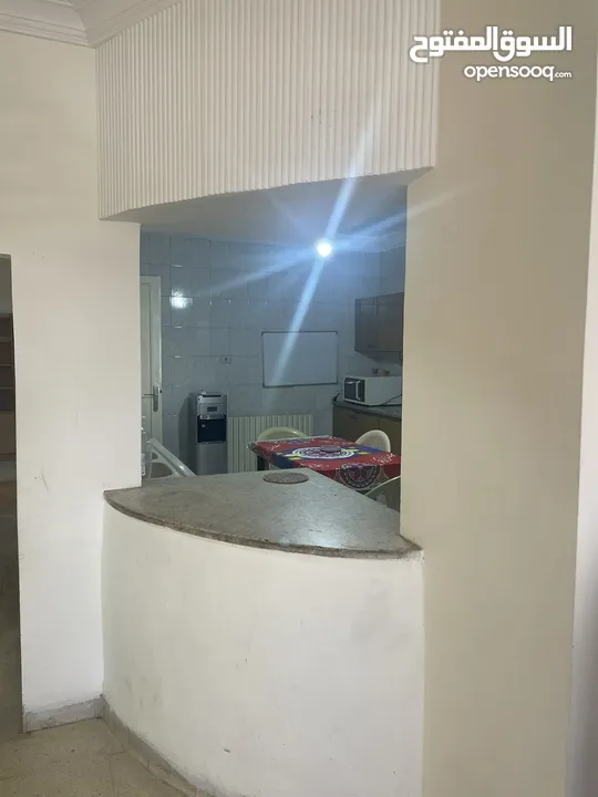 شقة واسعة للإيجار ذات اطلالة في شارع الجامعة
