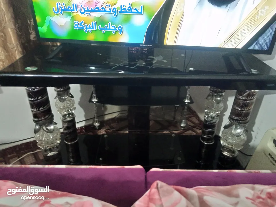 شاشه للبيع 50 انش سمارت ل ي دي +طقم كراسي بلاستيك كروم مغطى بطبقه ضد الكسر +ظاوله شاشه لشاشه 60 انش