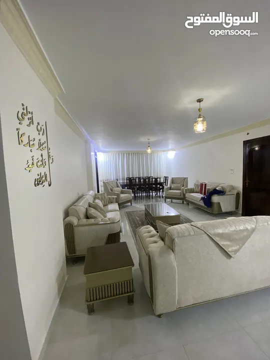 غرفة ضيوف مع طقم سفرة