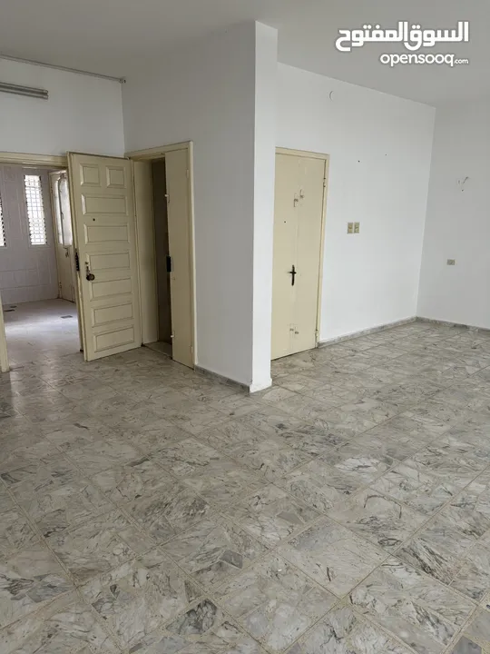 شقه سكنيه غير مفروشه للإيجار السنوي مساحه 200م2 طابق اول متوفر جميع الخدمات حول الشقه