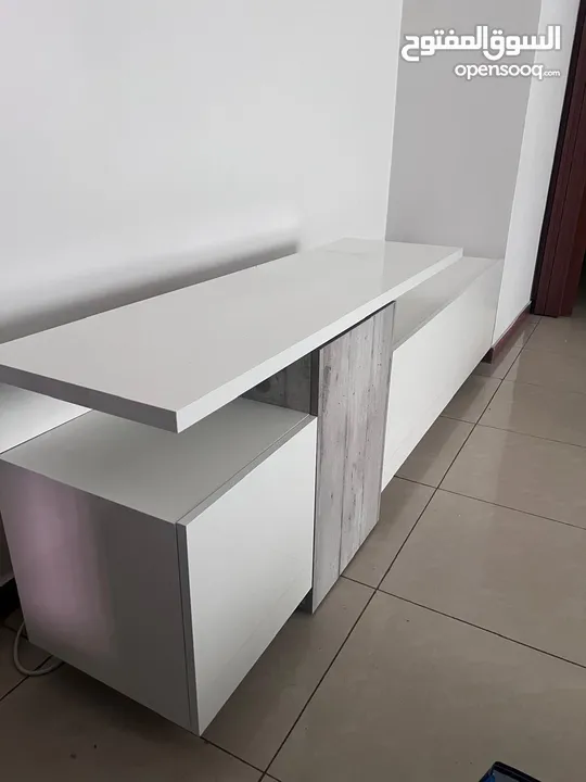 طاولة تلفزيون للبيع بحالة الجديدة من ميداس مميزة مع وحدات تخزين