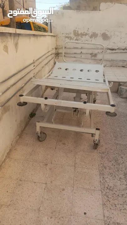 سرير طبي في حالة جيدة