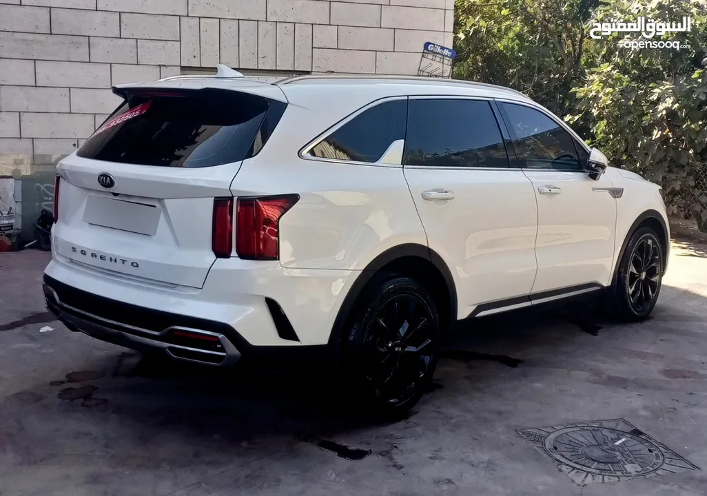 كيا سورنتو بسعر حرق حرق وكاش فل مسكر مع فتحه سقف بانوراما