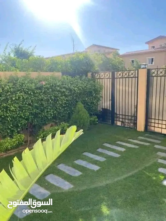 اس فيلا s villa للبيع  علي طريق السويس سور في سور مع مدينتي