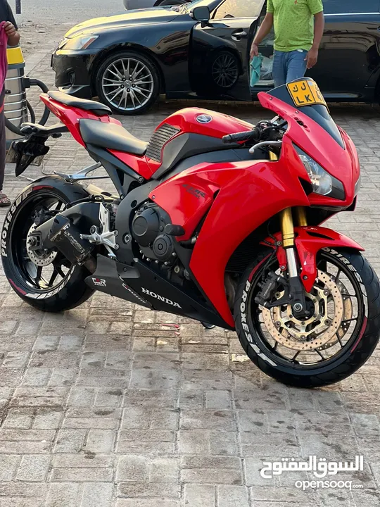 للبيع دراجه ناريه نوع هوندا خليجي CBR1000RR نظيفه جدا موديل 2014