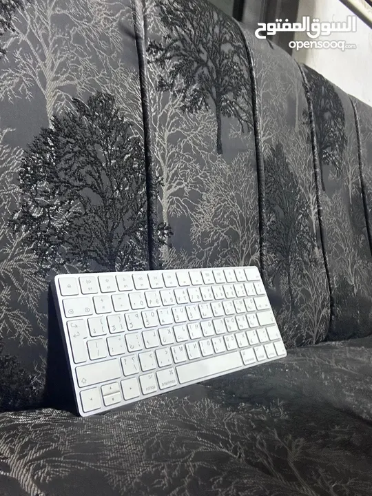 Apple Magic Keyboard   منفذ شاحن :  Type-C  الون أبيض  الحالة ممتازة