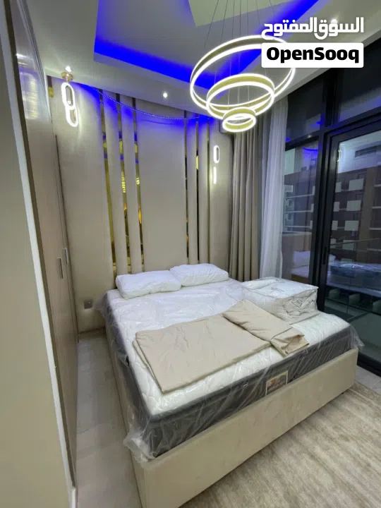 شقه متميزه بمسبح خاص بحث الجميع فرضه ذهبيه بجوار اكبر بحيره صناعيه شقه غرفتين وصاله بأقل سعر بكل دبي