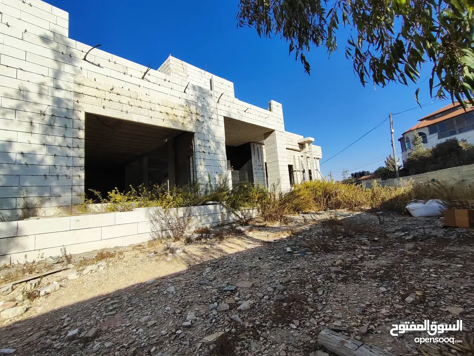 قطعه أرض عليها فيلا عظم للبيع في سطح مرحبا