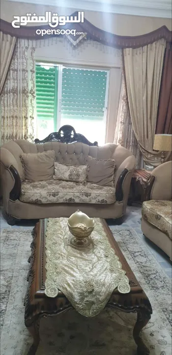 طقم كنب لغرفة الضيوف مع طاولة الوسط