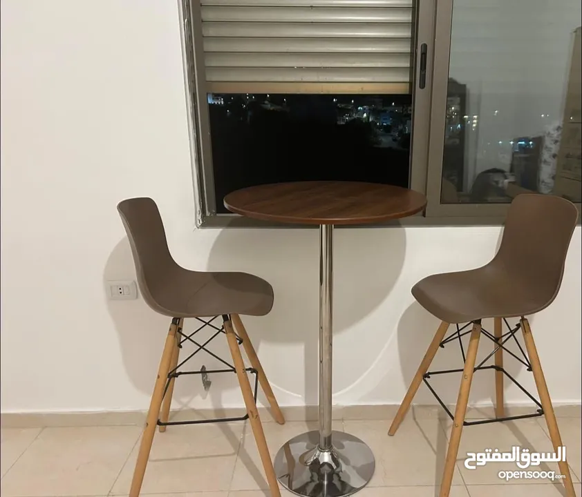 طاولة طعام مع كرسيين بحالة جيدة جداً