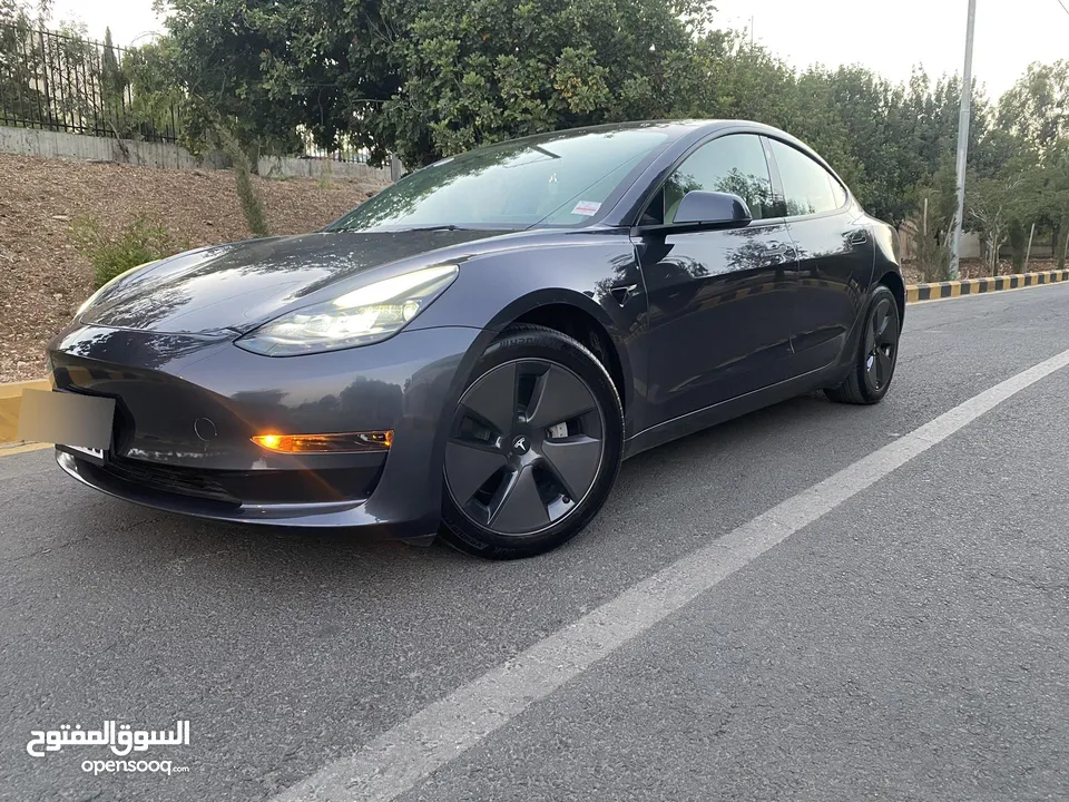 Tesla Model 3  موديل 2023 جمرك جديد  فحص أوتوسكور B+ بدفعة لا تقل عن 10 الاف دينار