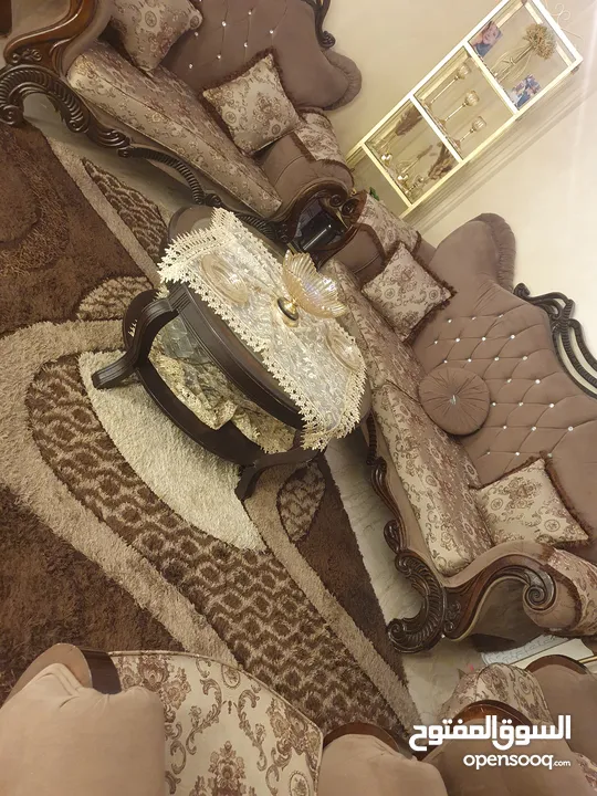 طقم كنب بحاله جيده جدا للبيع مع سجاده والبردايه