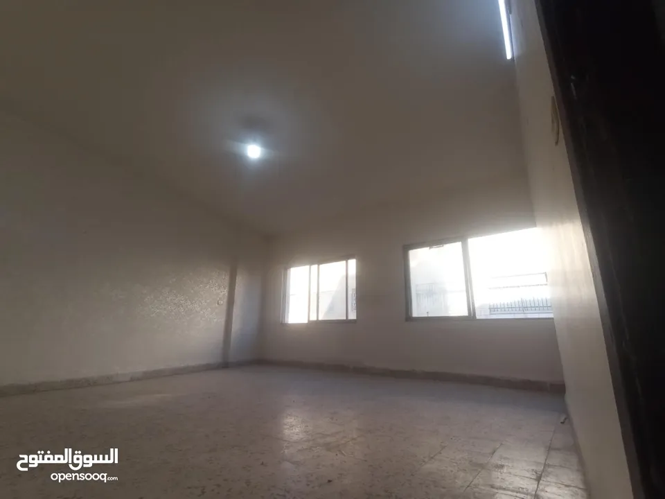 شقة للبيع بسعر مغري حي الحسين