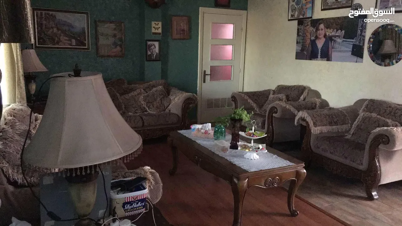 كنبايتين مستعملات و كرسيين بذراعين مستعملين بحاله جيده 2 Used armchairs and 2 used couches, great