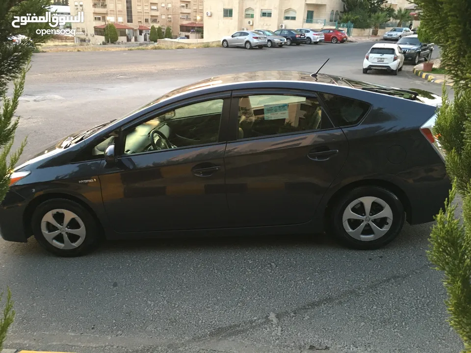 بريوس 2015 بحالة ممتازة ولون مميز