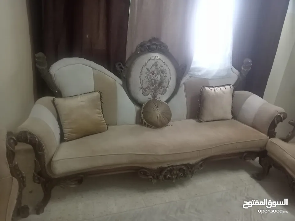 كنب غرفة ضيوف للبيع  بحالة ممتازه جدا