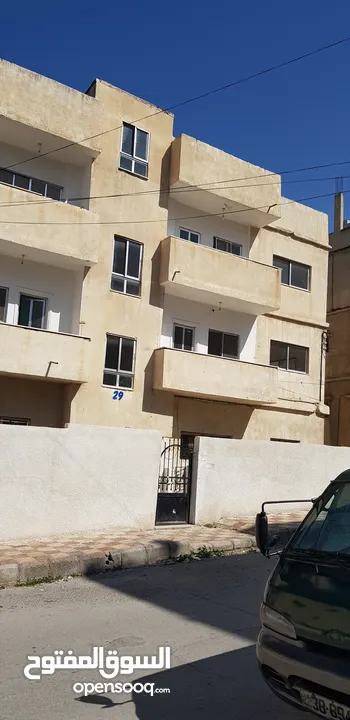 عمارة من اربع طوابق العمارة فارغة