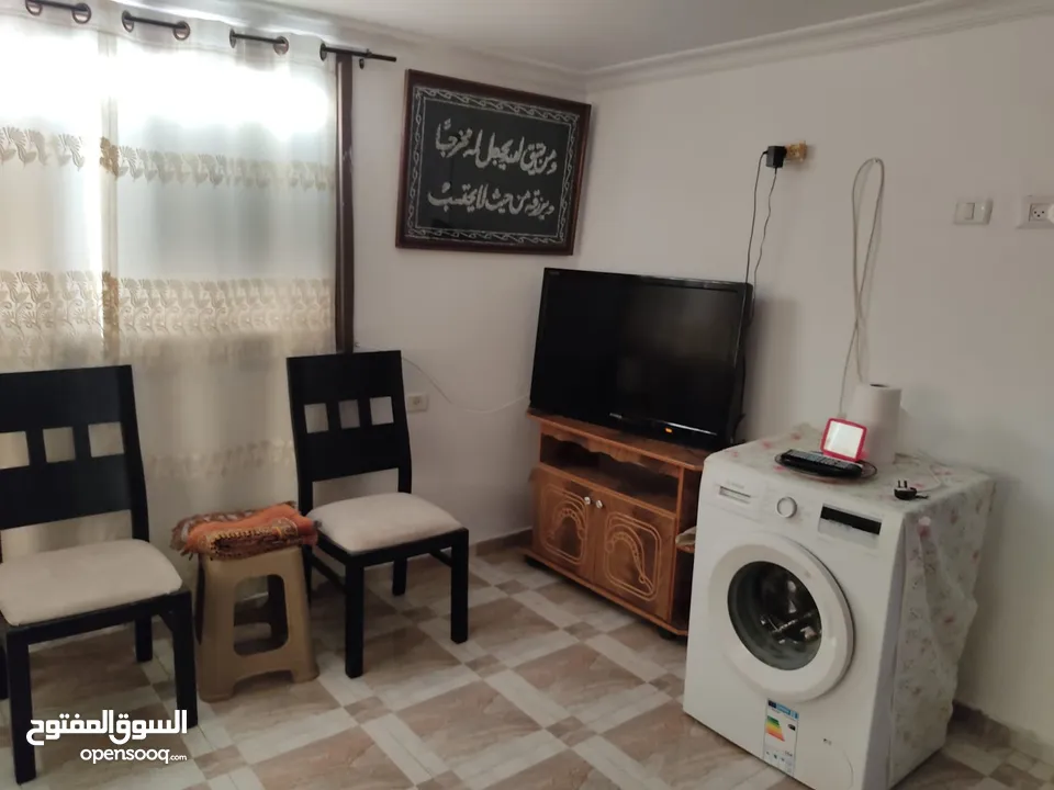 شقة مفروشة للأجار في حي البساتين بالقرب من شارع المدارس وصالات الأمير ، موقع مميز ومنطقة هادئة