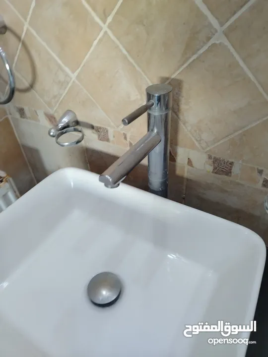 3 اطقم مع شور بوكس شبه جديد حمامات للبيع المستعجل