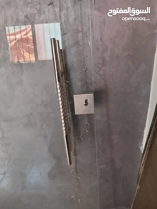 باب سكيوريت عدد 2 وباب خشب بدون حلق مستعمل نظيف للبيع