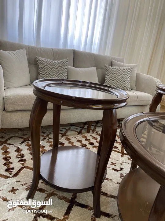 طاولة وسيطة دائرية  مع زاويتين