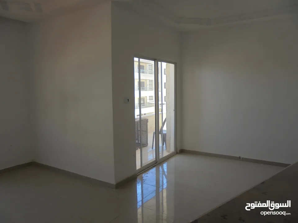 شقة خلف مديرية الامن العام وجامعة البتراء 200م مربع للبيع (3 دقائق عن شارع المطار)