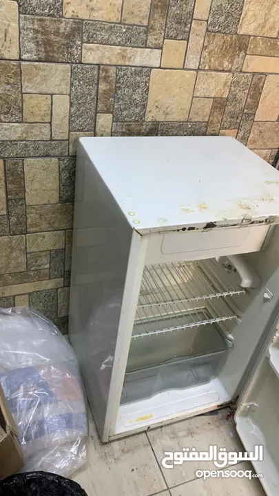 ثلاجة و فرازة مع بعض فاوق فرازة من تحت  ثلاجة / ثلاجة صغيرة مكتبية