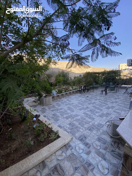 فرصة استثمارية وسكنية مميزة في ماركا الجنوبية – عمّان ( بيت مع ثلاث محلات للبيع )