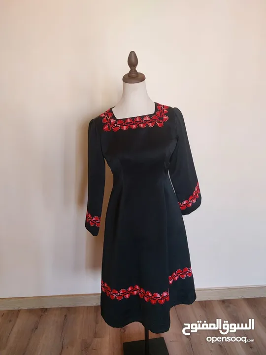 عدة فساتين جديدة و ماركات اسعارها من 10-12 دينار.