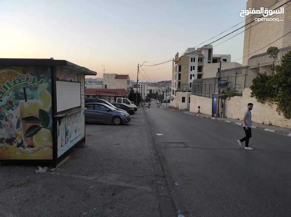 كشك للبيع وضع ممتاز جدا  جاهز للعمل  يمكن رفعه في ونش  مع غاز وعصارة برتقال