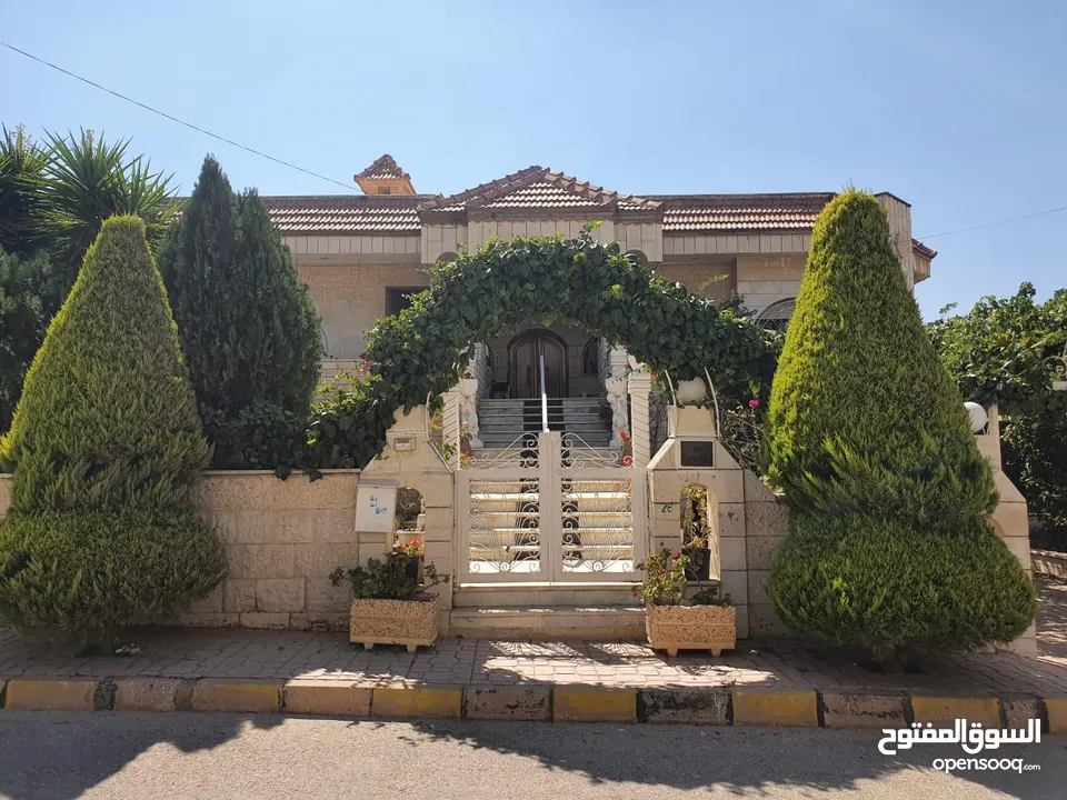 فيلا فاخرة للبيع في الجبيهة – مساحة 870 م2 – بدون وسيط