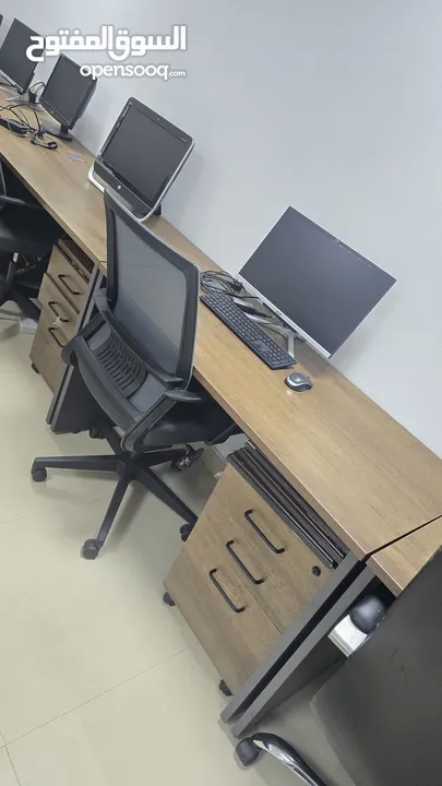 مكتب مدير شبه جديد للبيع مع مكاتب موظفين Offices Tables furniture for sale