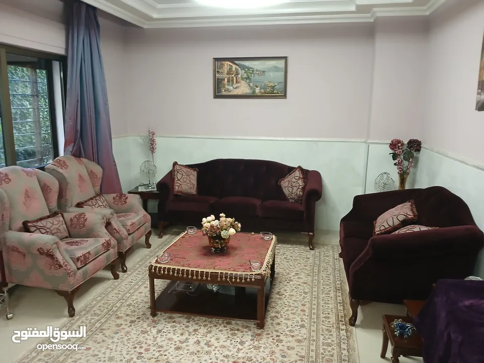 طقم كنب لون توتي بحالة ممتازة مع توابعه  لغرفة الضيوف  بسعر مميز