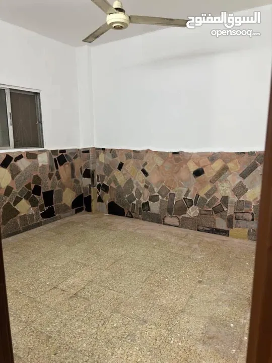 بيت طابقين للبيع كاش  في مخيم الزرقاء