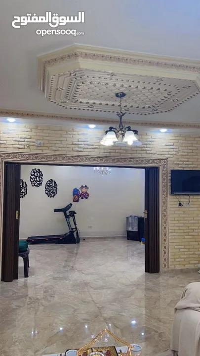 فيلا للبيع بالبنيات طريق المطار شارع الخدمات في حي هادئ جدا